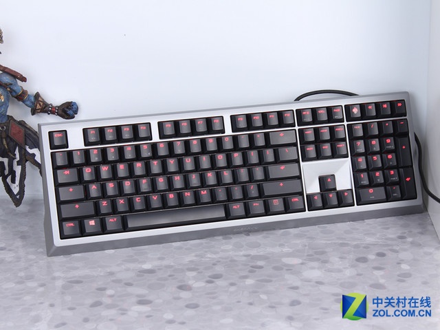 Cherry MX board6.0 设备玩家对背光没有任何要求，甚至认为近年来RGB背光键盘完全是gi头，并且失去了键盘本身的含义。但是不可否认的是，甚至像樱桃这样的巨头也于去年推出了单色背光机械键盘。您必须知道，这是花姑娘第一次坐在轿车椅子上。</p><p>可以看出，无论您喜欢与否，背光确实是一个良好的发展趋势。作者对背光的个人看法相对中性。该公司使用的键盘侧面刻有背光，而家中则使用单色背光，因此在夜间关闭灯光时可以找到字符位置。</p><p><img src=